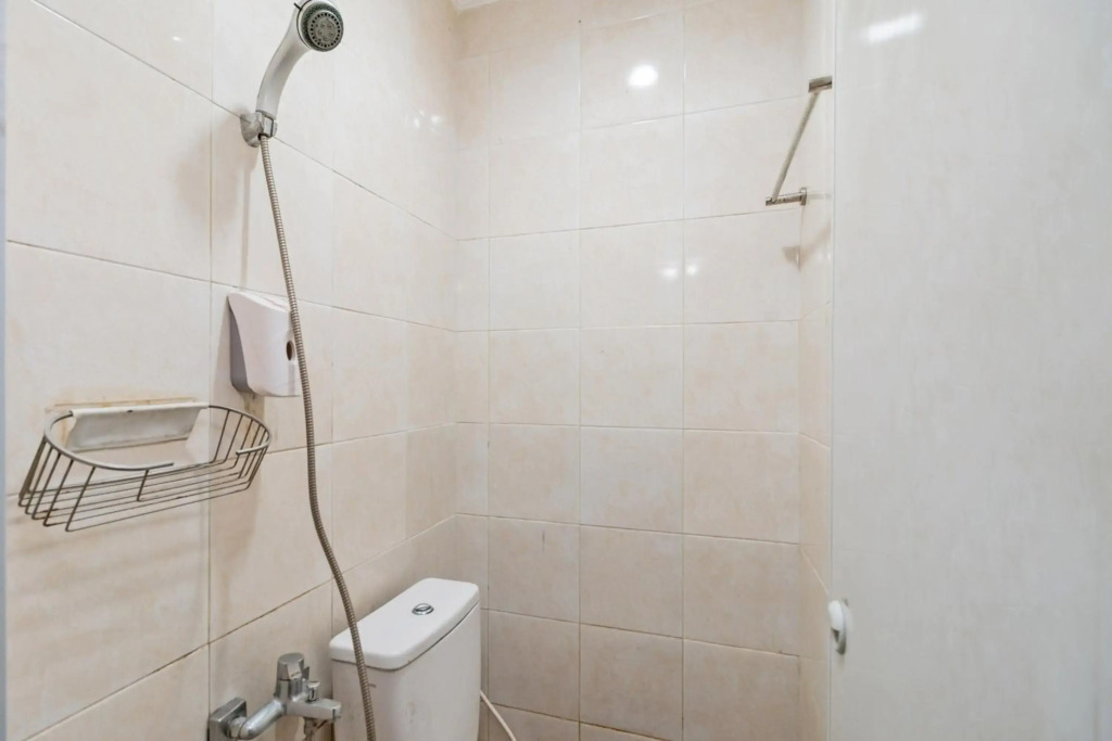RedDoorz Plus near UPN Veteran Jakarta