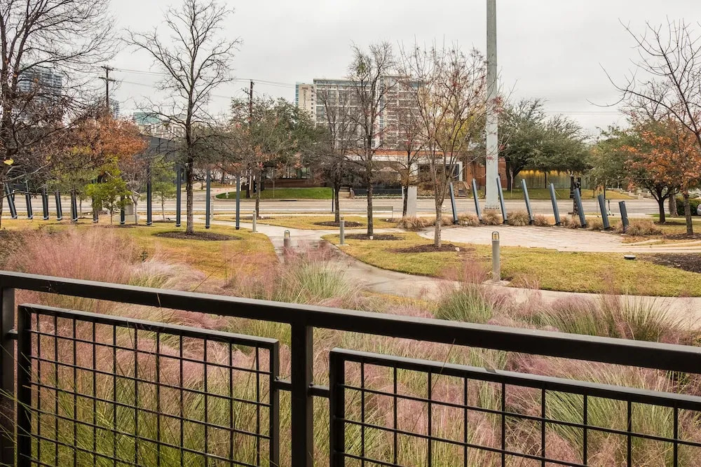 Design District Apts Near Market Ctr by Frontdesk