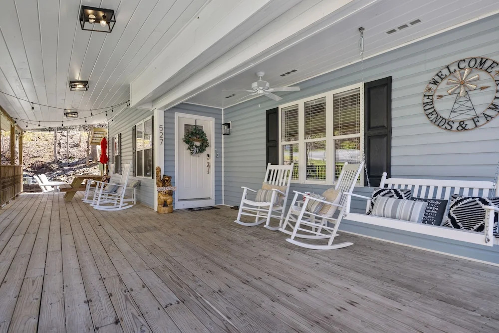 Hawk's Nest 4 Bedroom Chalet by RedAwning