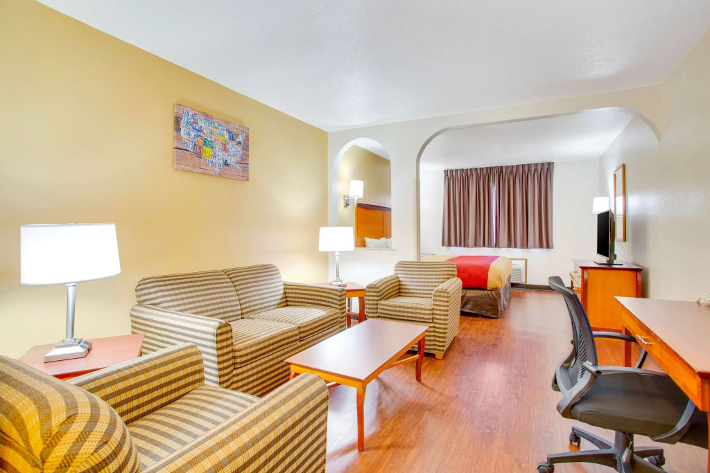 Econo Lodge Inn & Suites Albuquerque East I-40 Eubank Exit