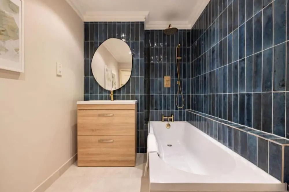 The Woking Wonder - Captivating 3BDR Flat with Parking