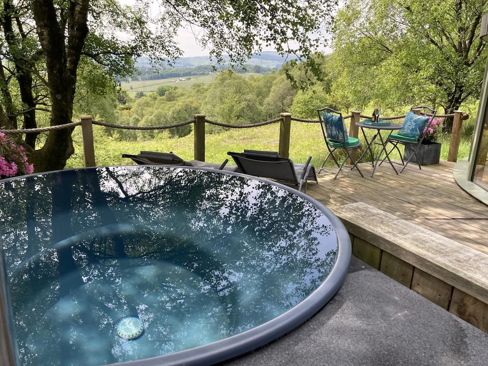 Luxury and Peaceful 1-bed Roundhouse With Hot Tub