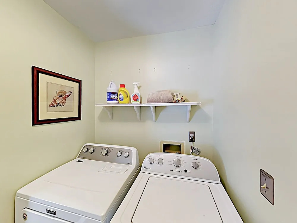 Quiet Near Beach & Charleston 3 Bedroom Home