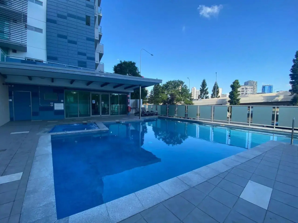 Spacious River view 3 Bdrm Apt with 2 Car spaces