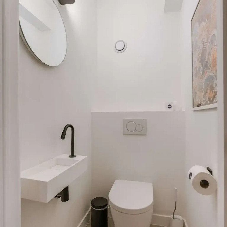 Centrally Located Modern Apartment With Parking