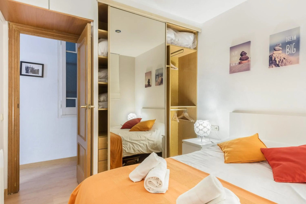2-bedroom Bright and Classic Sagrada Familia Apartment
