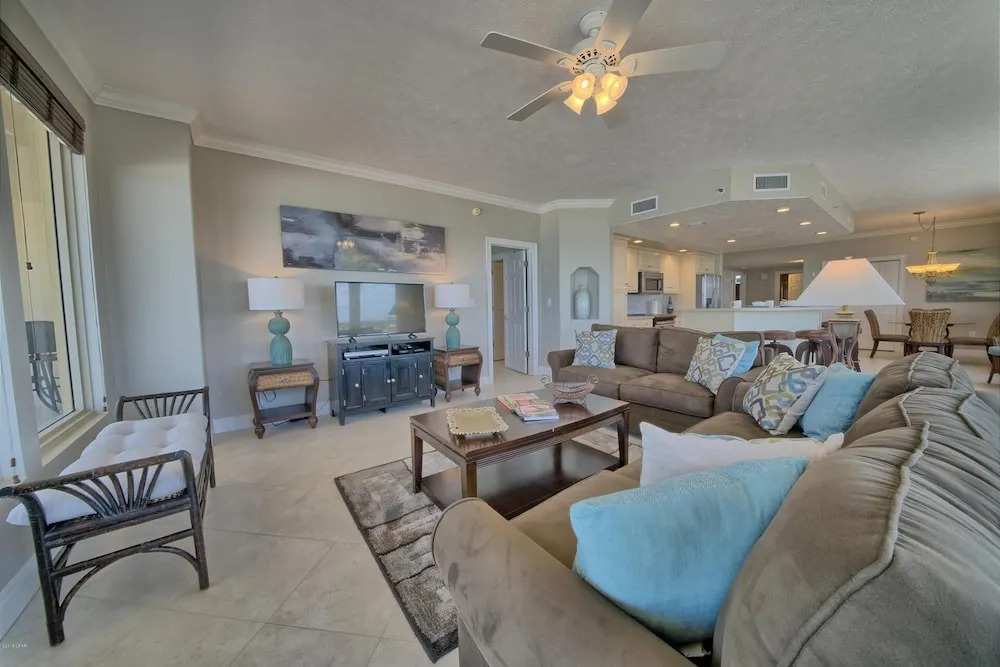 Cozy Condominium with Astonishing View from Spacious Balcony - Unit 0401 by RedAwning