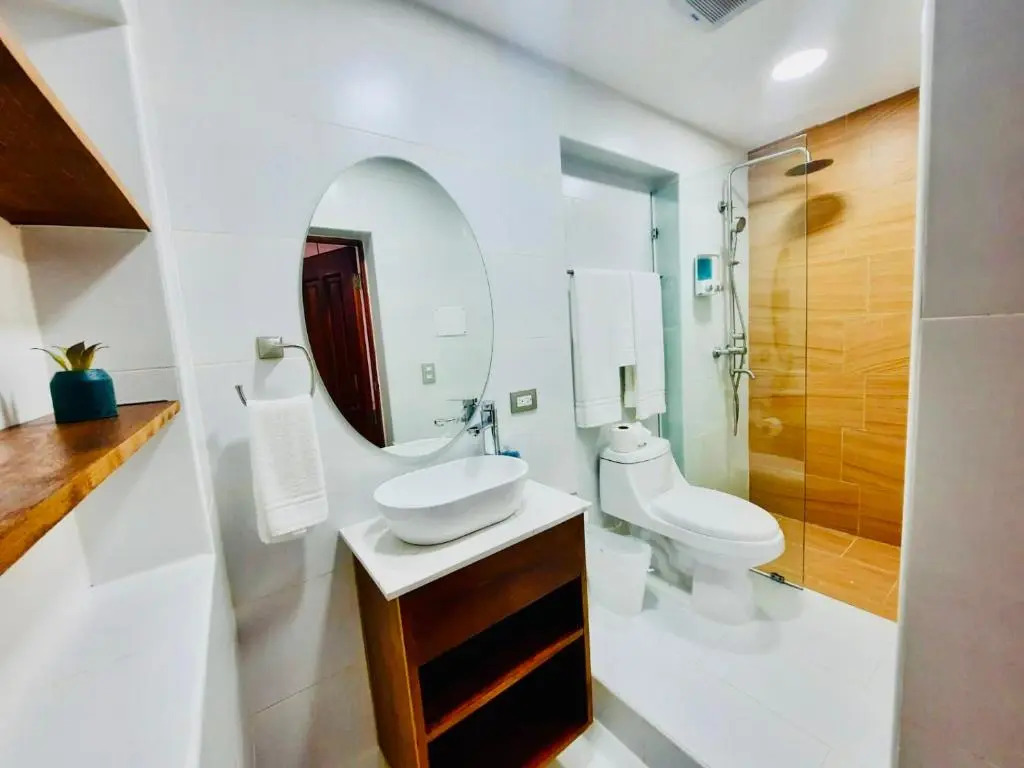 Lovely Beachfront 2 bedrooms condo with 2 pools