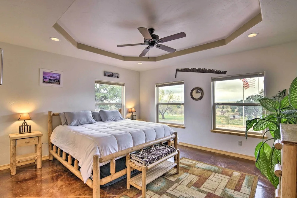 Stunning Home w/ Fire Pit, 11 Mi to Mt Yale!