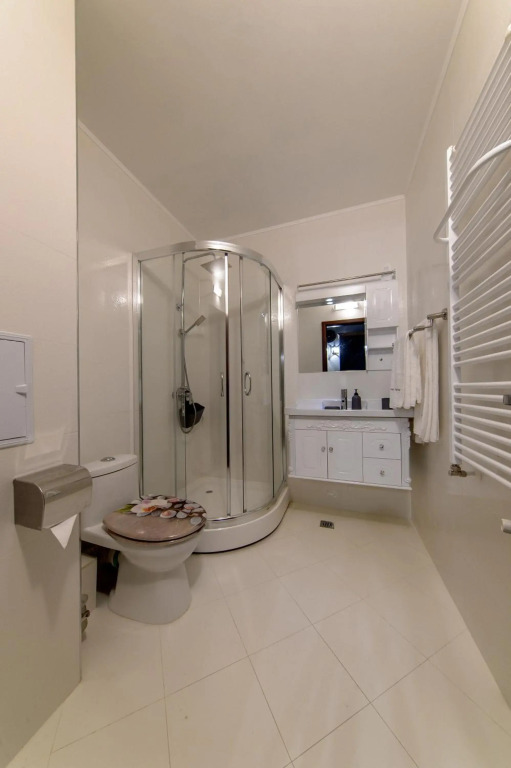 Luxury 2-bedroom apartment by Studenets Center