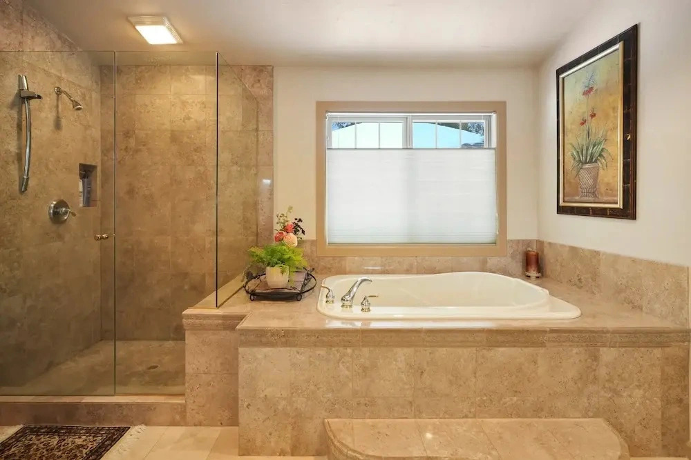 Hot Tub Home Near Golf and Sharc