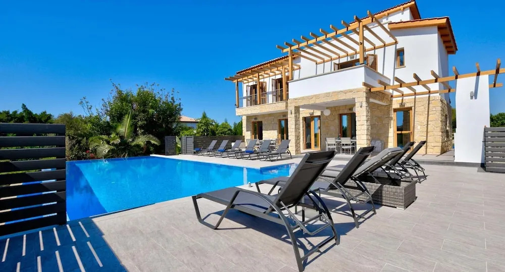 Beautiful villa with great outside space - Meo, Aphrodite Hills Resort
