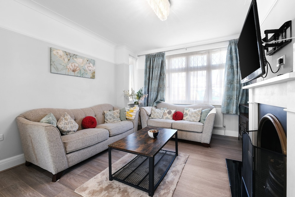 Spacious 5 Bedroom Family Home in Harrow