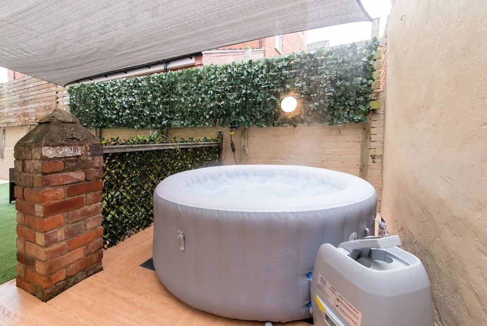 Modern Apartment With Private hot tub & Parking