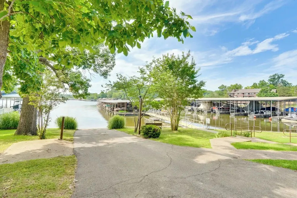 Osage Beach Condo Pools, Boatslip and Pickleball