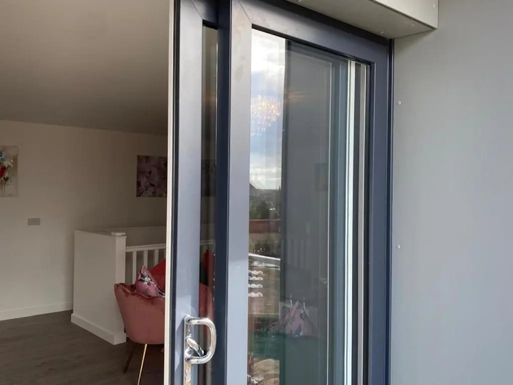 Central 2 bed Newly built DUPLEX Penthouse with FREE Gated, On-site Parking, Lift access, Self Check-in, SUPER Fast WIFI, TWO City view Terraces & Sleeps 6