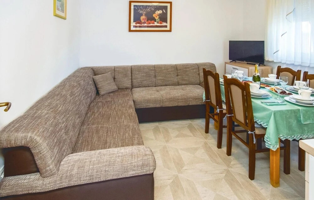 Stunning Home in Mali Rat With Wifi and 2 Bedrooms