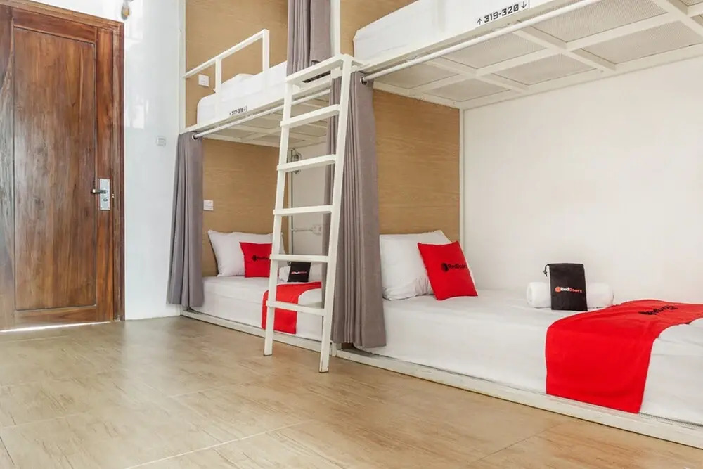 RedDoorz Hostel near Malang Train Station 2