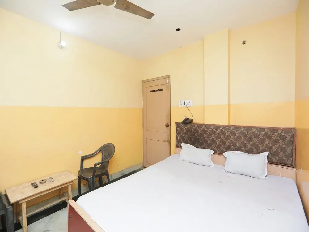 SPOT ON 45472 Hotel Savitri