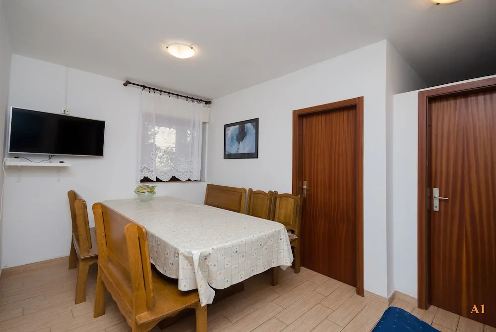 Apartments and Rooms Jaka