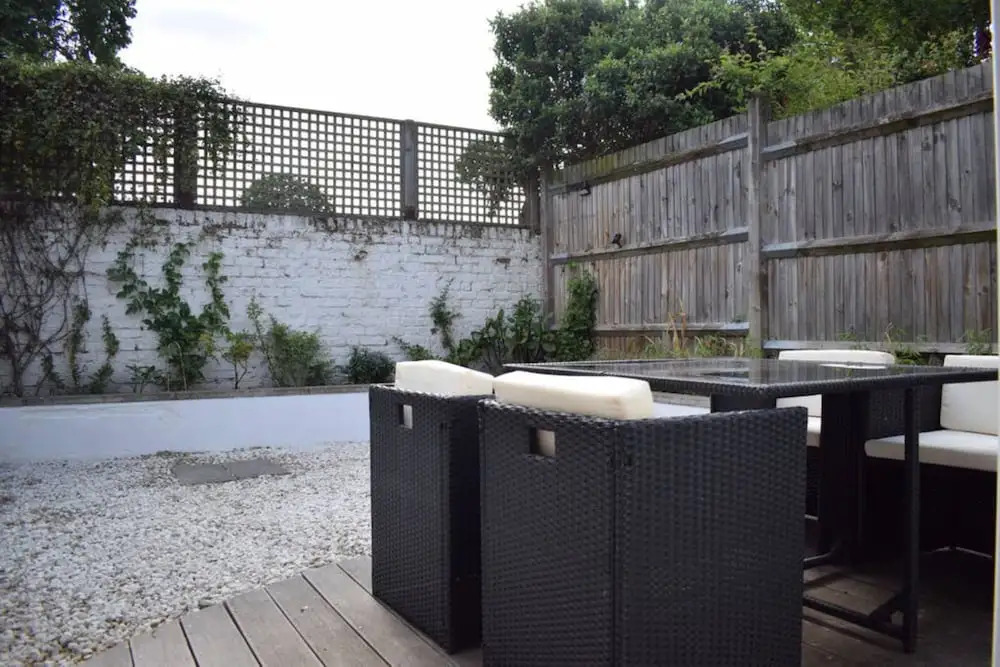 Stylish And Bright 2 Bedroom Flat With Garden