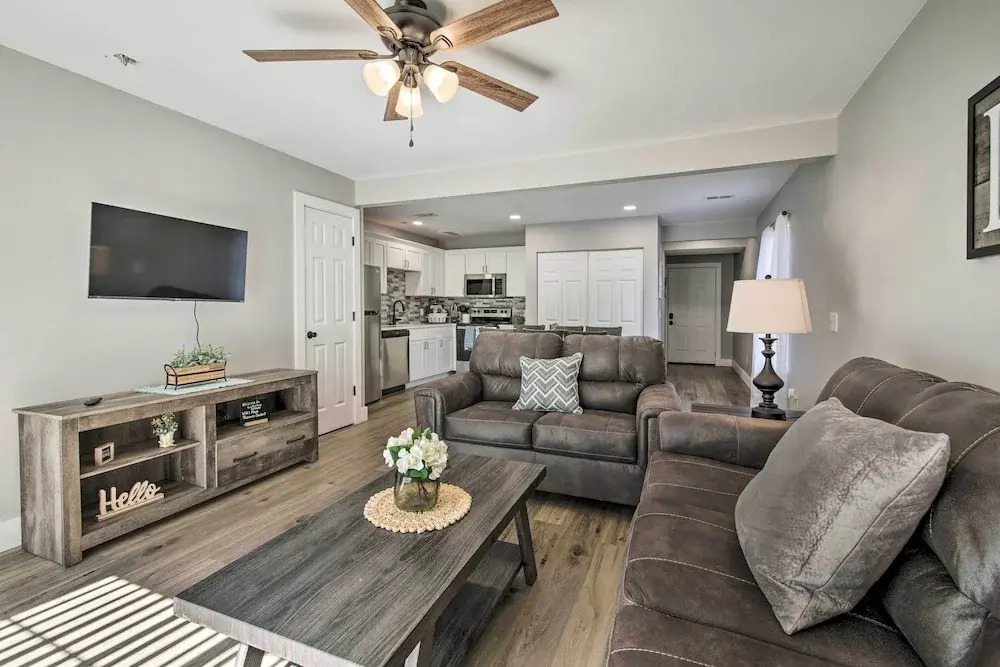 Chic Townhome ~ 6 Mi to Talking Rocks Cavern!