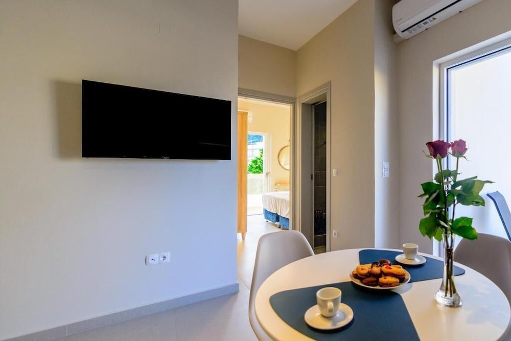 Vakakis Family Luxury Studios 2