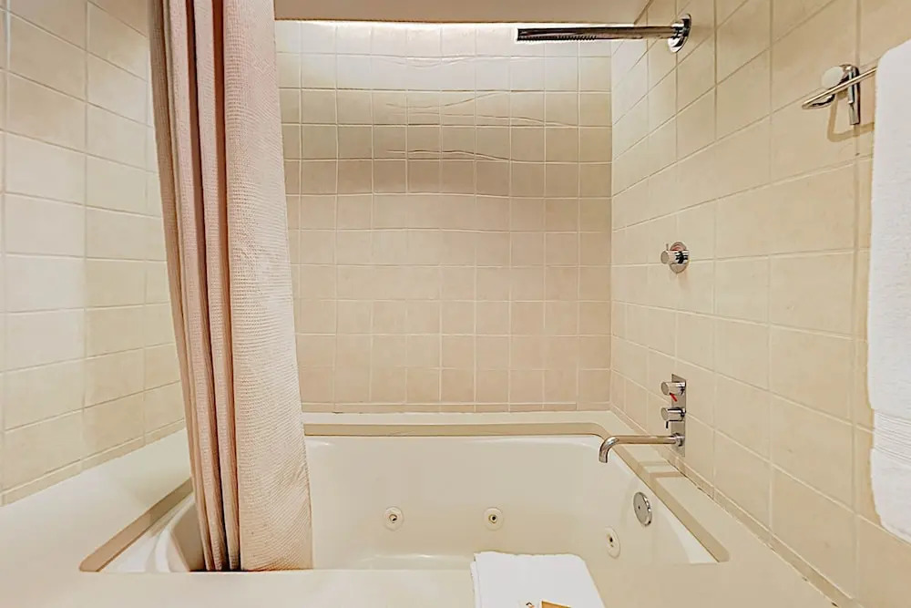 A Lake & Mountain Lodge W/ Lake Access, Hot Tub & Game Room 6 Bedroom Home