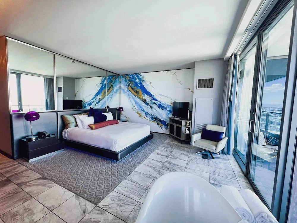 Panoramic Strip Views Open Balcony Free Parking High Floor Sleeps 4