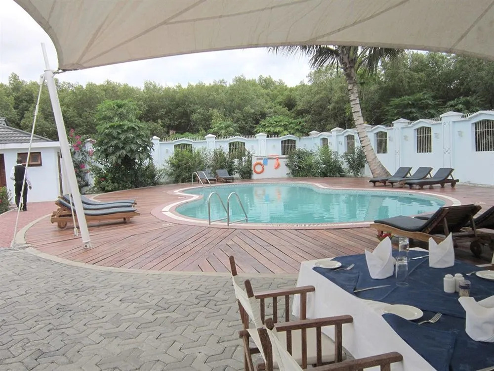 Hifadhi Hotel