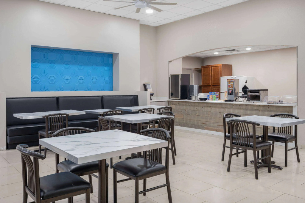 Days Inn & Suites by Wyndham Niagara Falls/Buffalo
