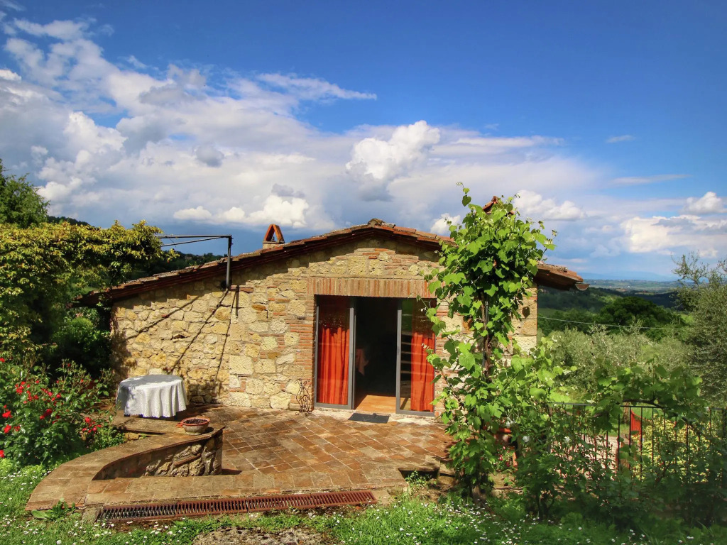 Rustic Villa with Private Pool near Montepulciano