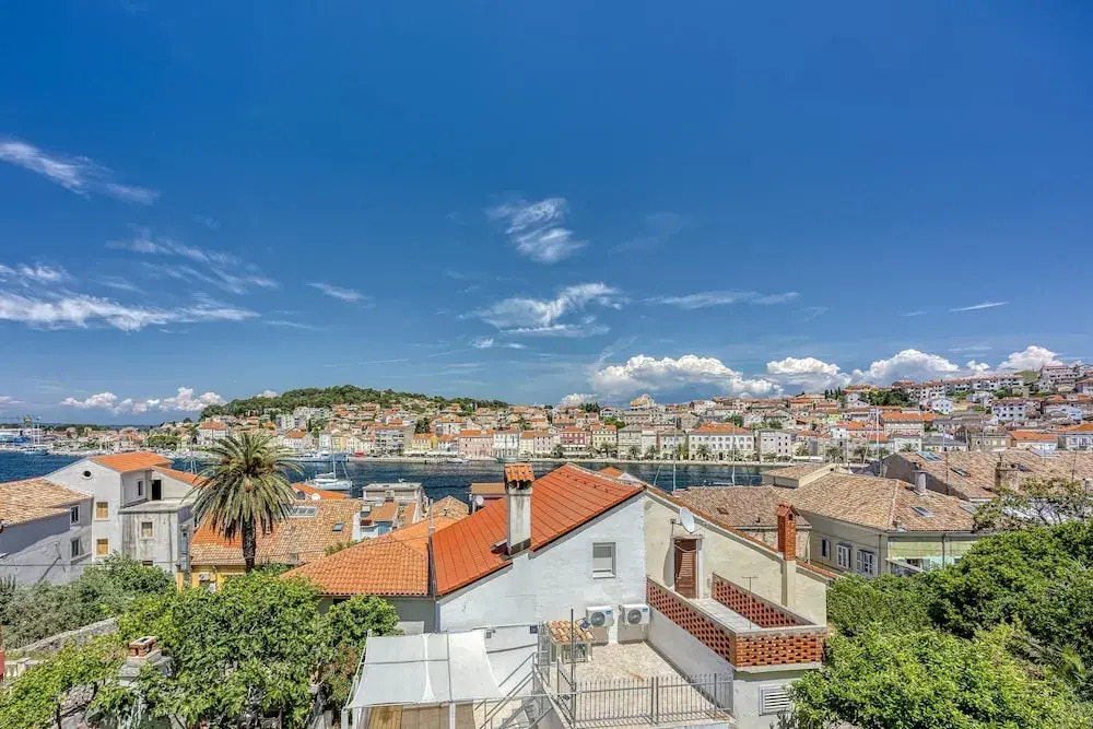 Enolabee Harbour View Apartment