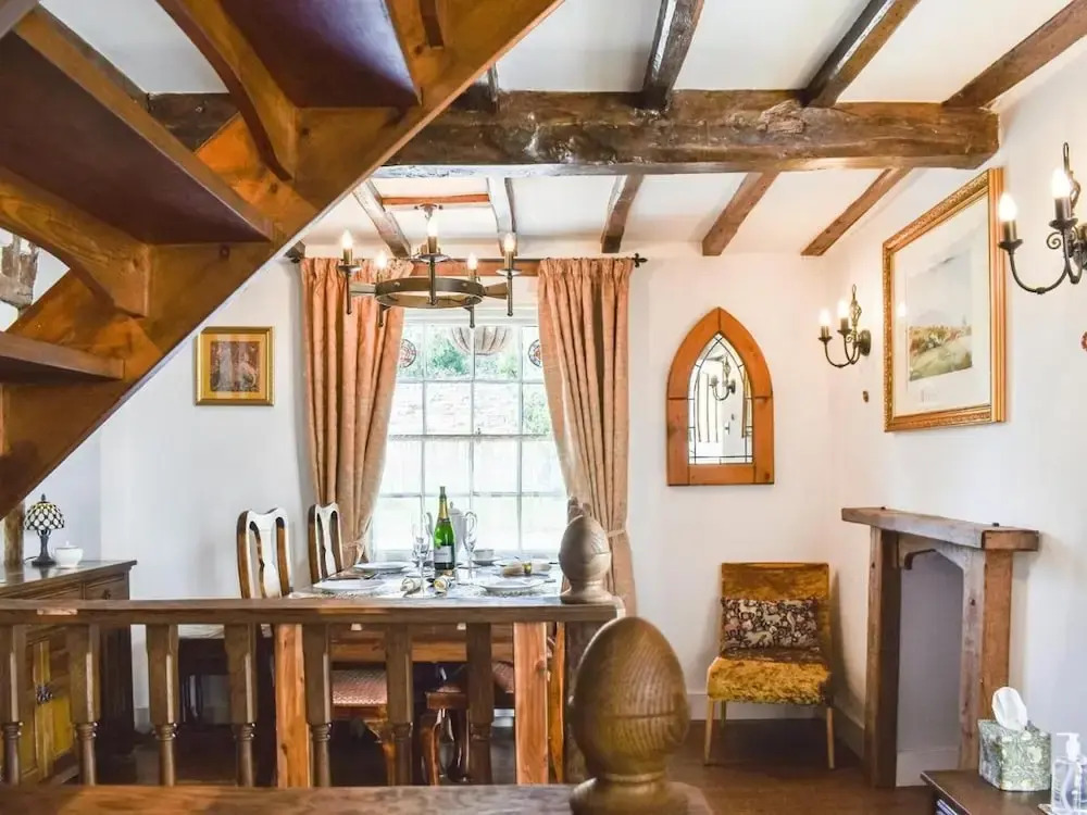 Local Pubs, Walking Routes, Cottage w Parking