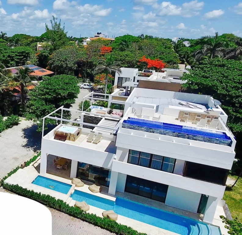 Wonderful 6 Bedroom villa 5 steps to the Best Beach in Playacar