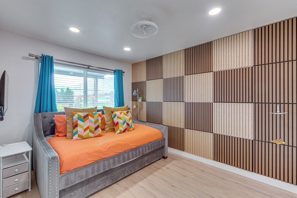 Luxurious Snowbird Haven 3 Mi to Dtwn Palm Springs