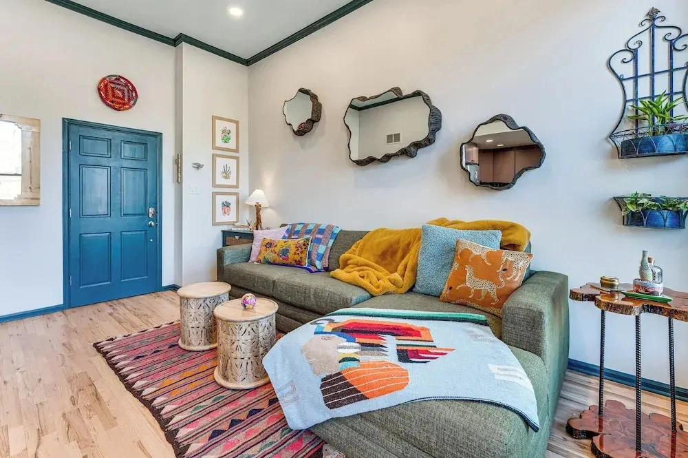 Shop, Dine, Unwind! Couples Retreat in Dtwn Golden