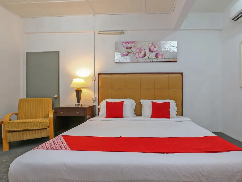 The Sarina Hotel & Cafe by OYO Rooms