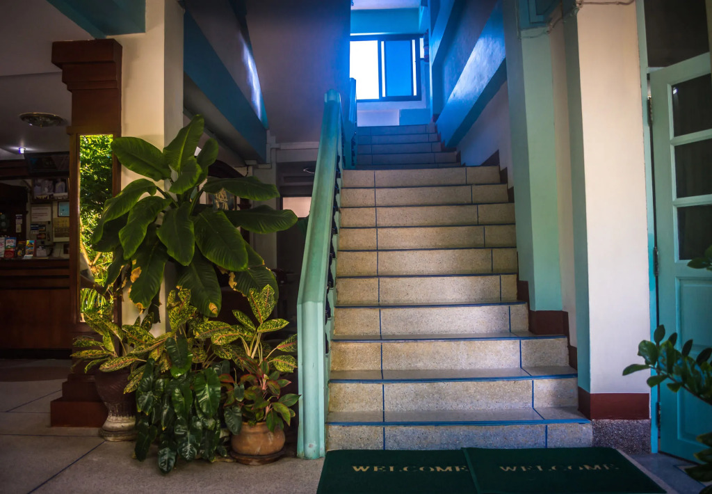 Bonny Hotel 4 Floors No Elevator 8AM-9PM