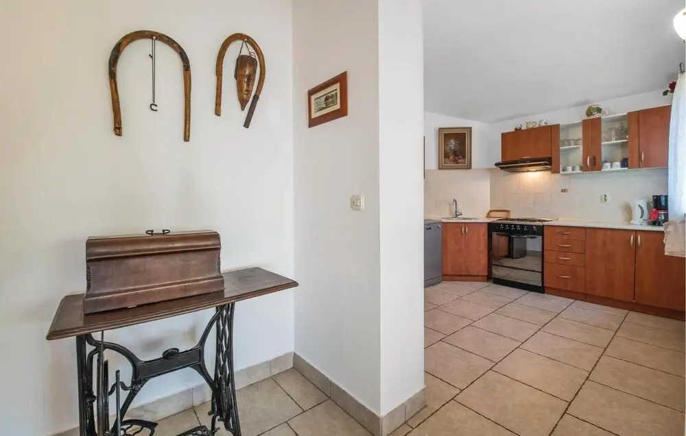 Amazing Home in Peruski With Wifi and 5 Bedrooms
