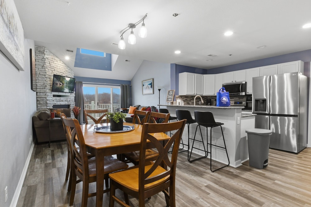 Lake Views & Loft Retreat for Kids w/ 12x30 Slip at Mm11