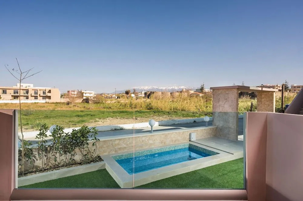Aegean Breeze Luxury Apartments next to the sea