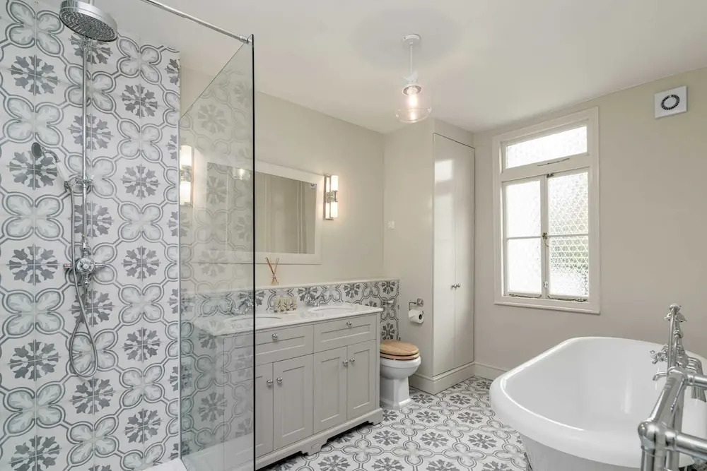 Marvelous 3BR Kennington House w Garden by GuestReady