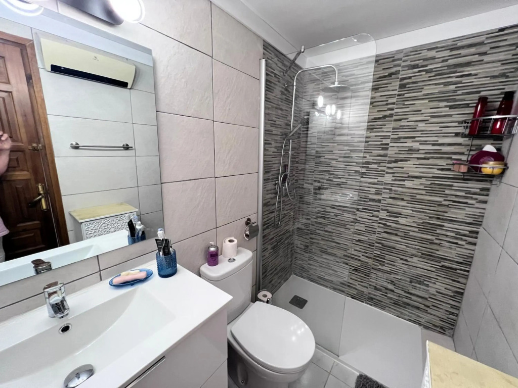 Bonito apartamento con vistas al mar y piscina