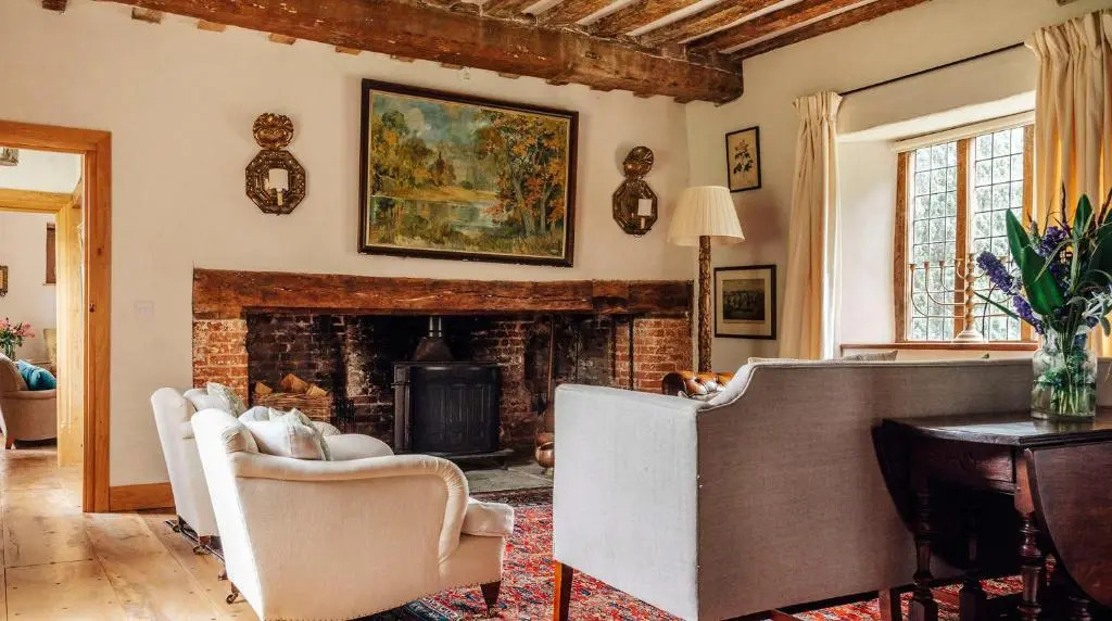 Lavish Tudor Estate Gardens - Sleeps 25