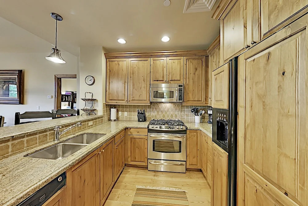 Ski-in/ski-out All-suite W/ Pool, Gym & Hot Tubs 2 Bedroom Condo