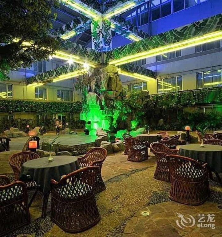 Beijing Xixi Friendship Hotel is located on Xidan Commercial Street and close to Tiananmen Square and the Forbidden City