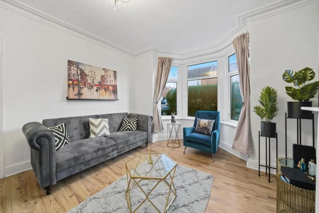 5 Bedroom House with Free Parking, Garden, Super Fast Wifi, Smart TVs with Virgin TV and Netflix by Yoko Property