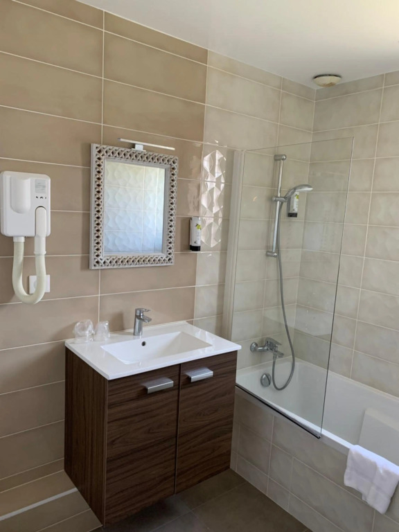 LOGIS-Hôtel Restaurant Auberge Les Vallées Du Perche