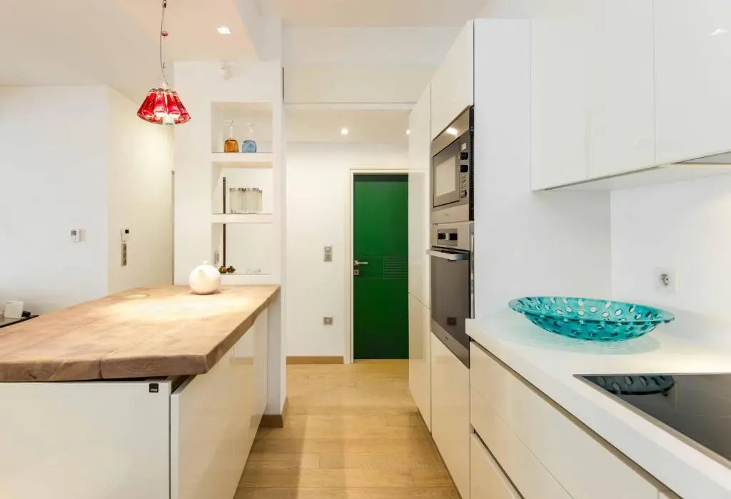 Brand new stylish 3 bdrm apartment with terrace